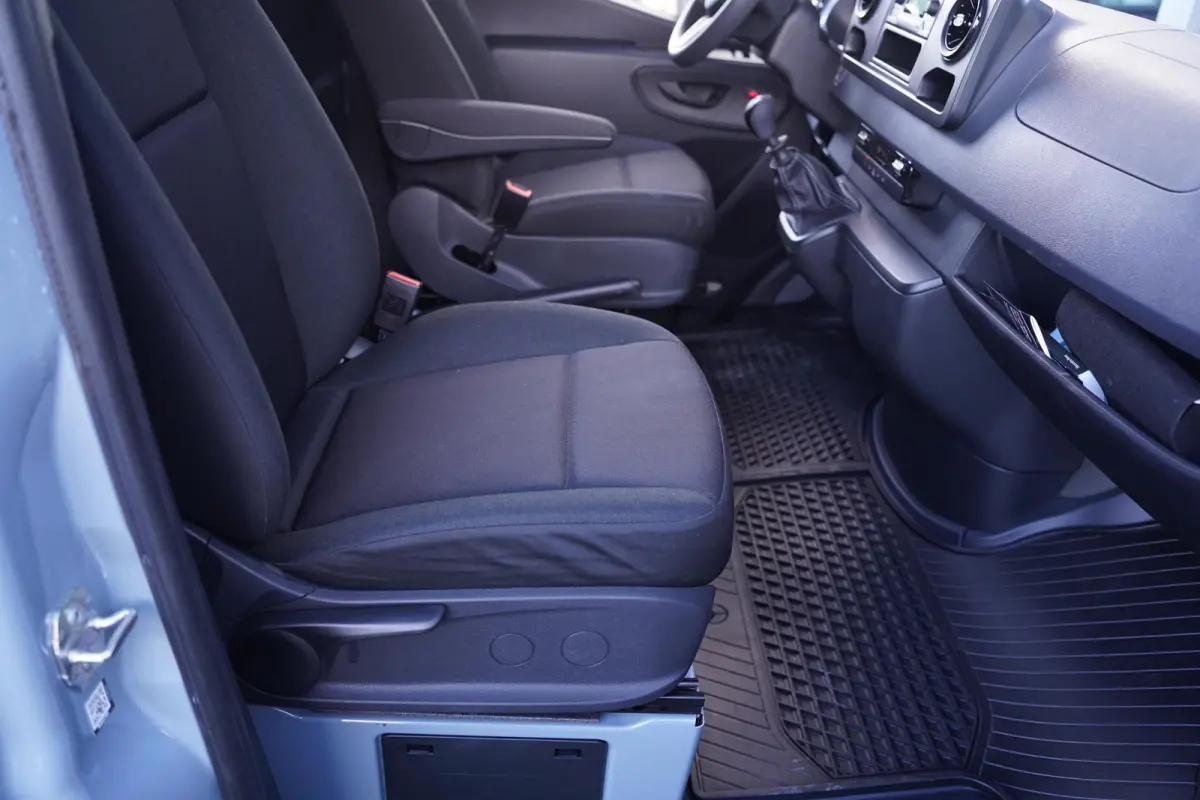 215 CDI 150 pk Black&Grey Edition L2H1 Airco, 18" LMV, Bumpers in Kleur, Zonneklep, Grille Zwart, 2-Zits