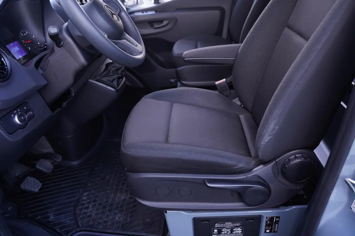 215 CDI 150 pk Black&Grey Edition L2H1 Airco, 18" LMV, Bumpers in Kleur, Zonneklep, Grille Zwart, 2-Zits
