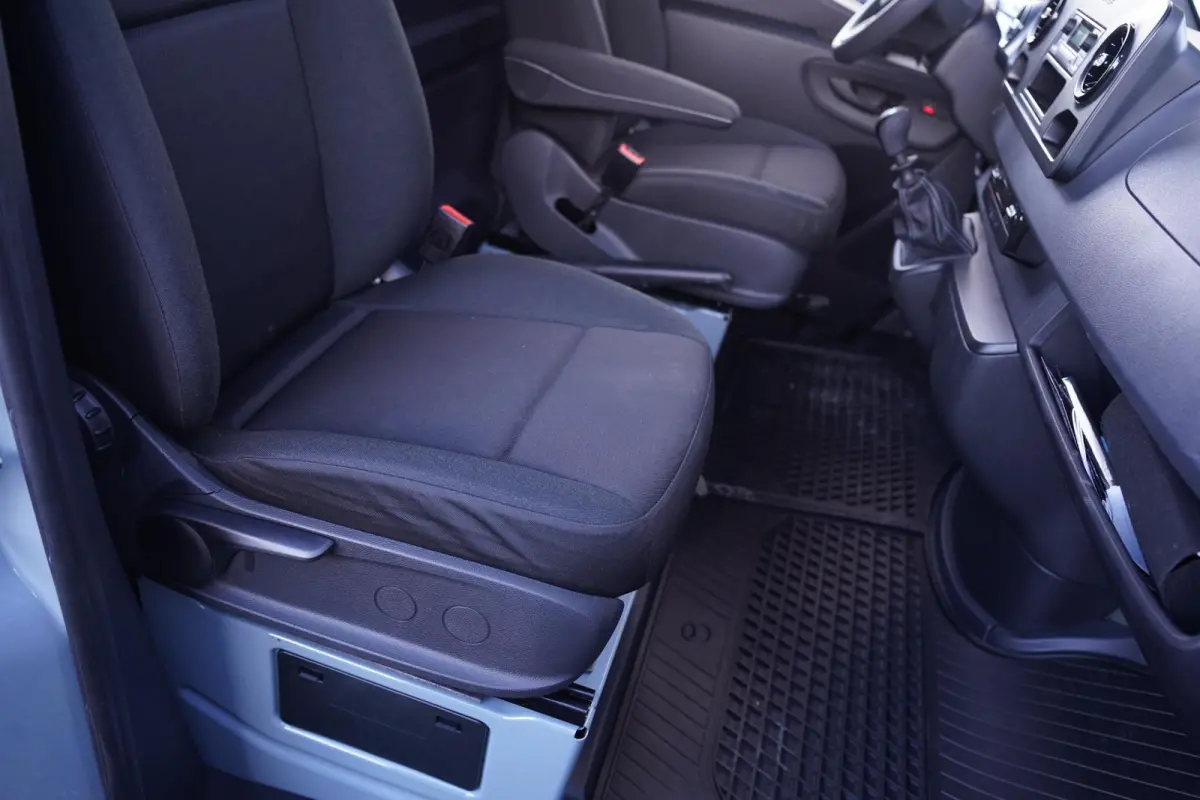 215 CDI 150 pk Black&Grey Edition L2H1 Airco, 18" LMV, Bumpers in Kleur, Zonneklep, Grille Zwart, 2-Zits