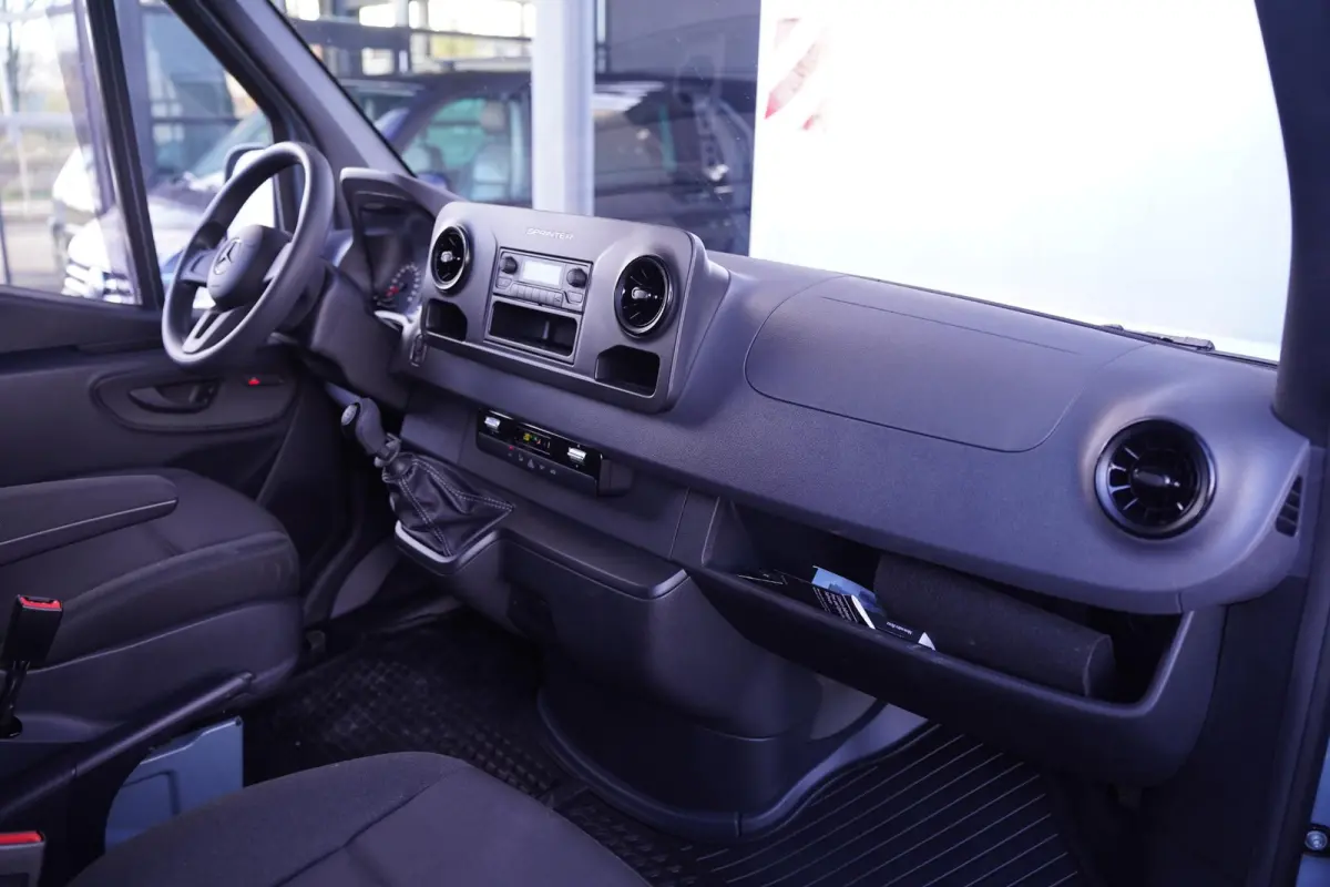 215 CDI 150 pk Black&Grey Edition L2H1 Airco, 18" LMV, Bumpers in Kleur, Zonneklep, Grille Zwart, 2-Zits