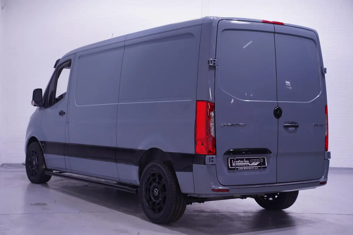 215 CDI 150 pk Black&Grey Edition L2H1 Airco, 18" LMV, Bumpers in Kleur, Zonneklep, Grille Zwart, 2-Zits