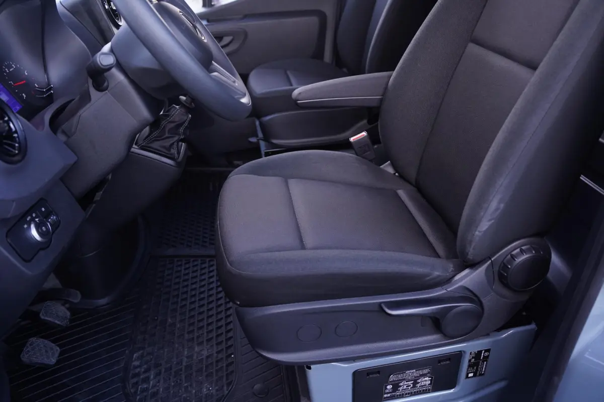 215 CDI 150 pk Black&Grey Edition L2H1 Airco, 18" LMV, Bumpers in Kleur, Zonneklep, Grille Zwart, 2-Zits