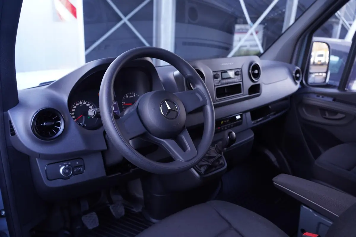 215 CDI 150 pk Black&Grey Edition L2H1 Airco, 18" LMV, Bumpers in Kleur, Zonneklep, Grille Zwart, 2-Zits