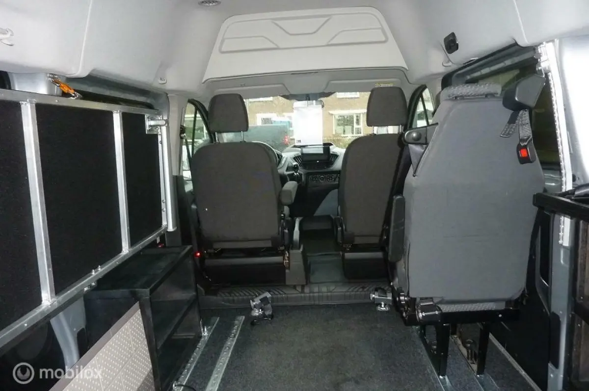 270 2.2 TDCI L1H1 Ambiente Rolstoelbus met opklapbed