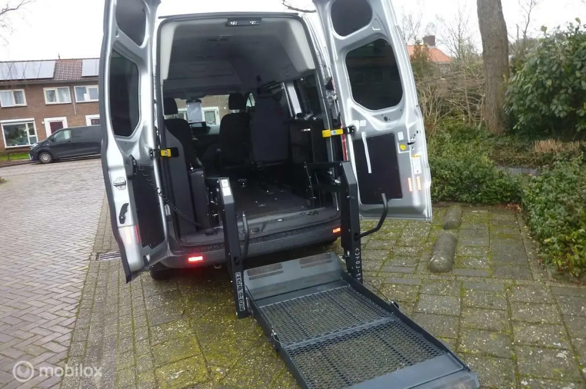 270 2.2 TDCI L1H1 Ambiente Rolstoelbus met opklapbed