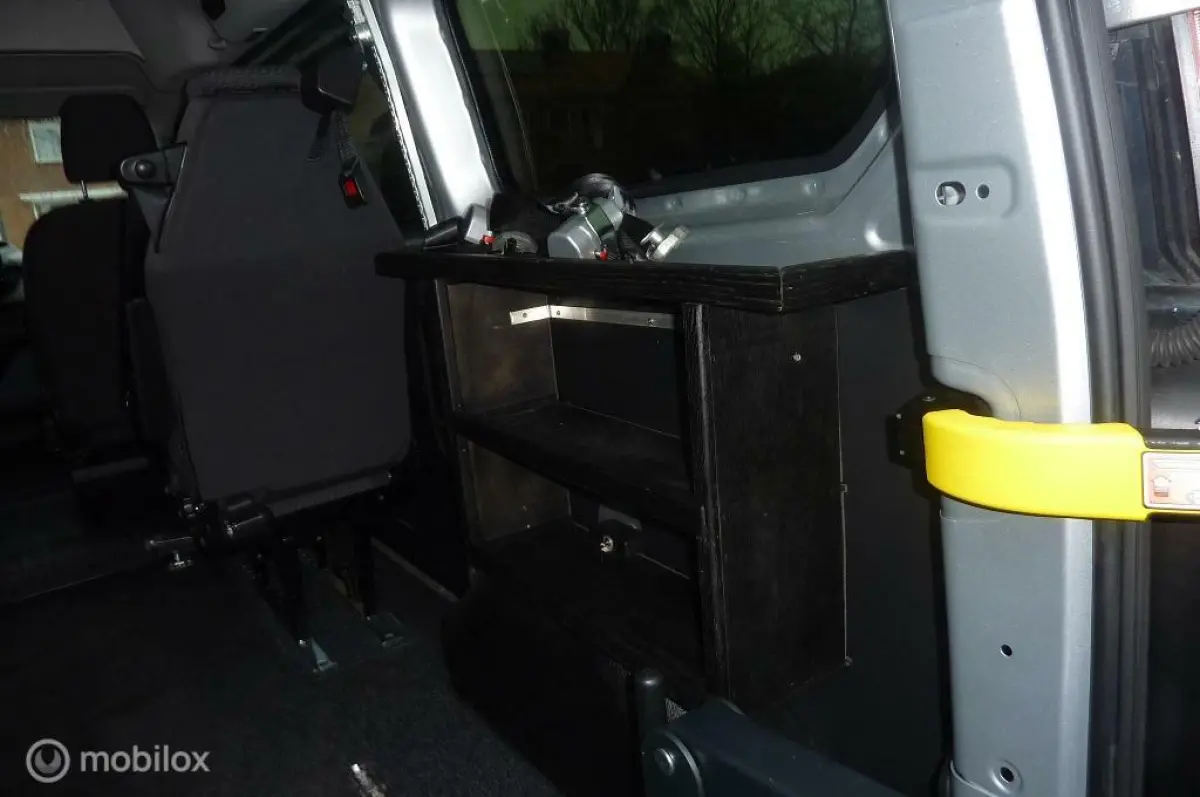 270 2.2 TDCI L1H1 Ambiente Rolstoelbus met opklapbed