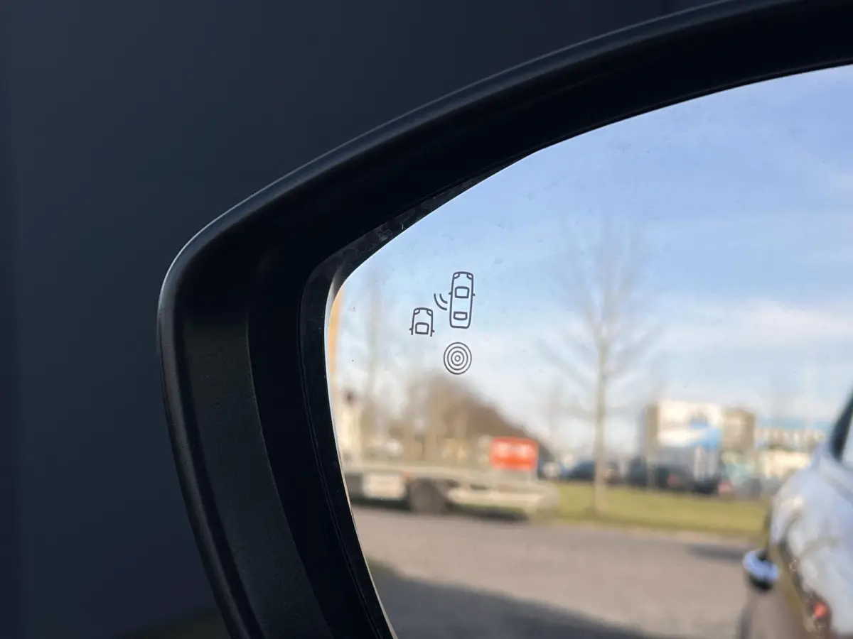 1.2 PureTech S&S Shine 110pk,D-riem vv in 2023,2e Eigenaar,Camera,Navi,Clima,Cruise,Pdc V+A,APK tot 01-2027