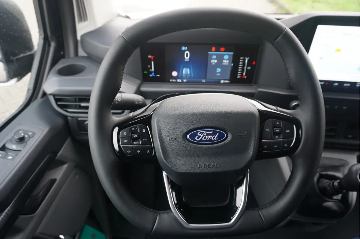 300L 136PK Trend BPM VRIJ!! 13" Sync Navi, Adap. Cruise, Cam, LED, Trekhaak!! NR. 265