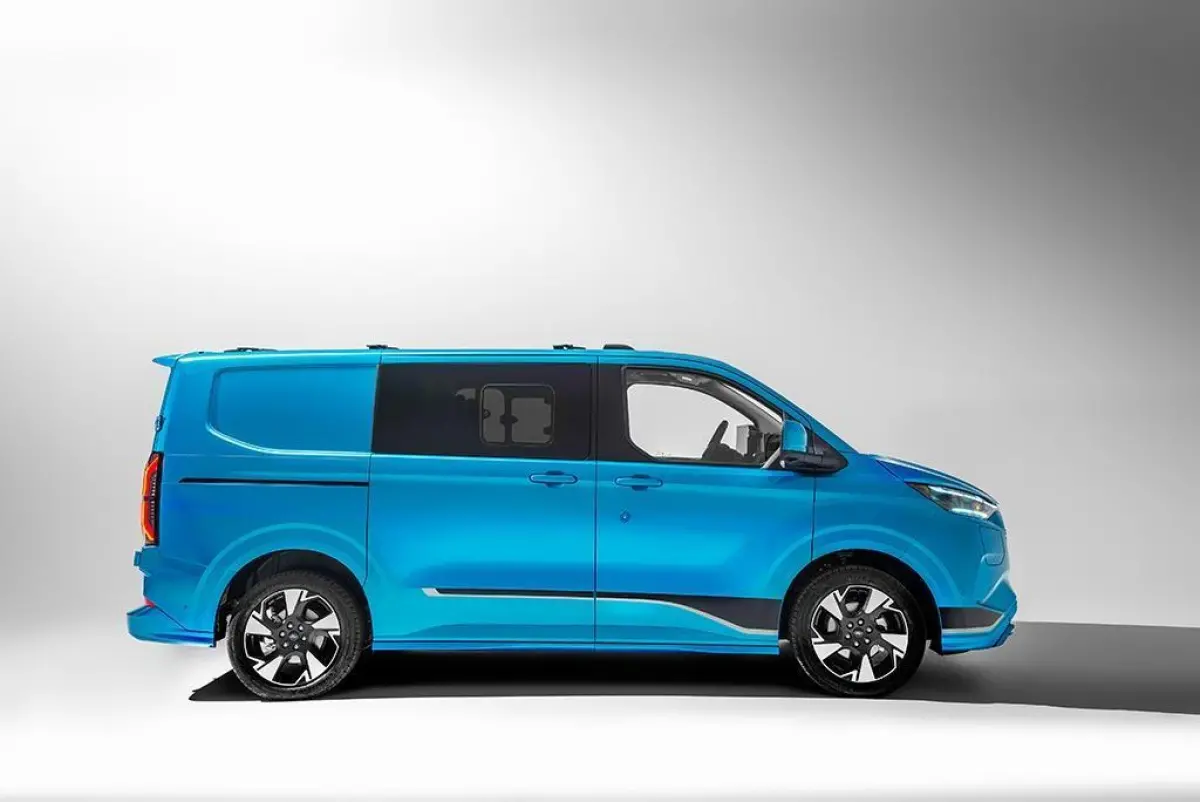 65 kWh 218PK L1H1 Sport | Te bestellen | Sync 4 | 17'' Lichtmetalenvelgen | Climate control | Sport Striping | 2 stoelen voor