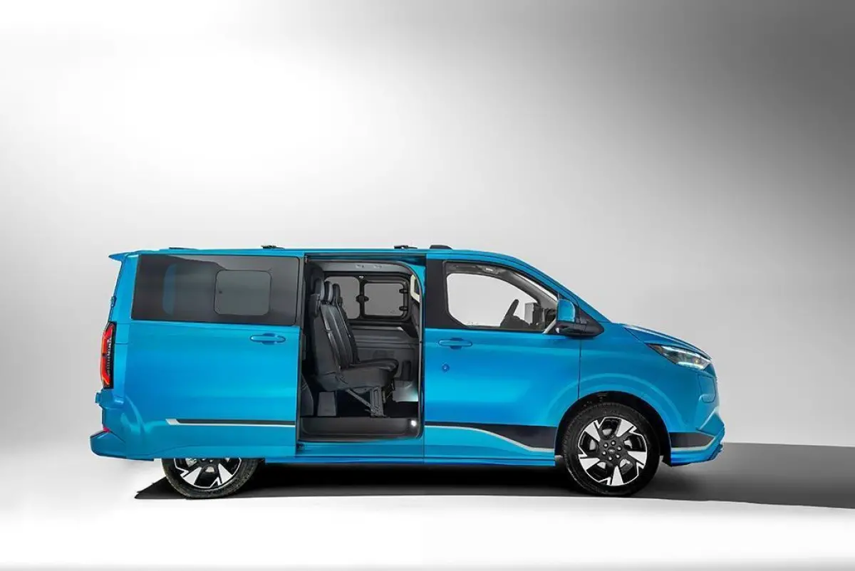 65 kWh 218PK L1H1 Sport | Te bestellen | Sync 4 | 17'' Lichtmetalenvelgen | Climate control | Sport Striping | 2 stoelen voor