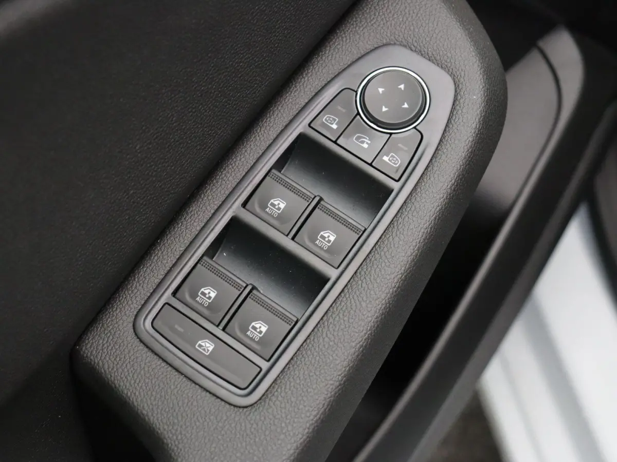 1.0T MT Intense+ | 8 jaar garantie | Stoel- en stuurwielverwarming | Adaptieve cruise control |