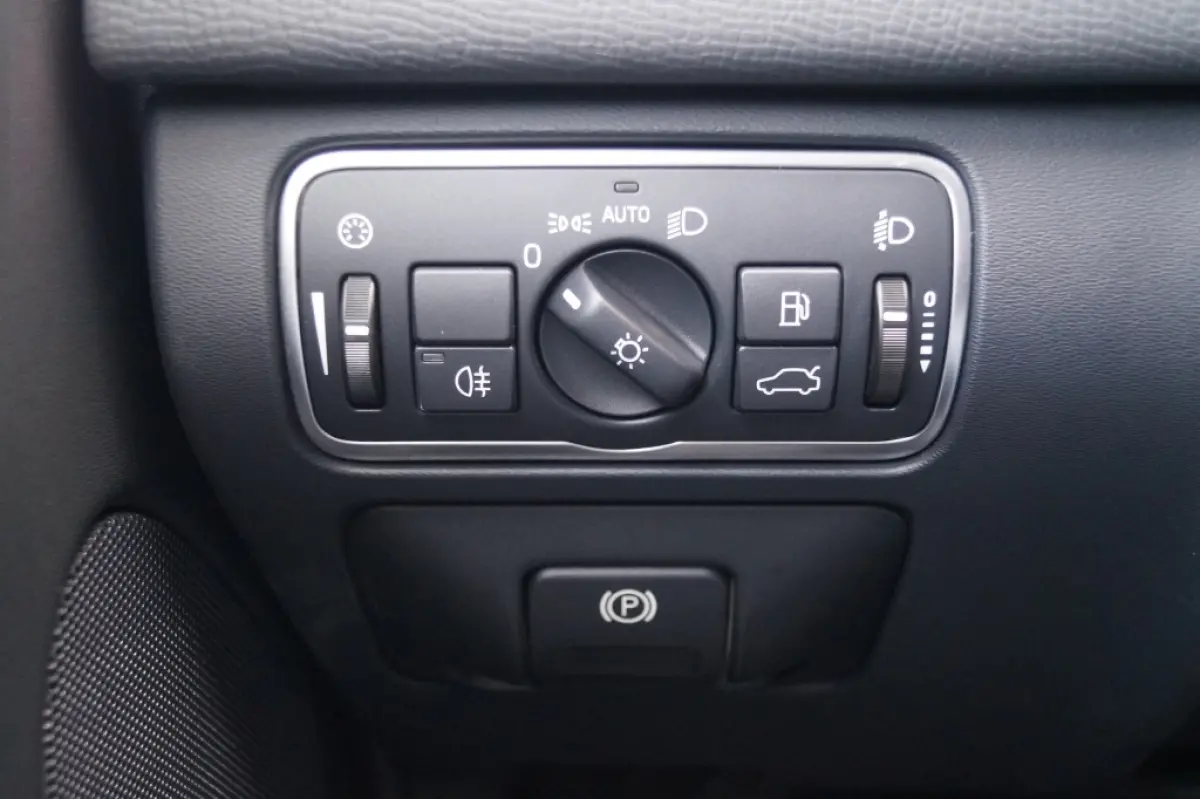 2.0 D3 150pk Automaat Momentum -LEER-NAVI-