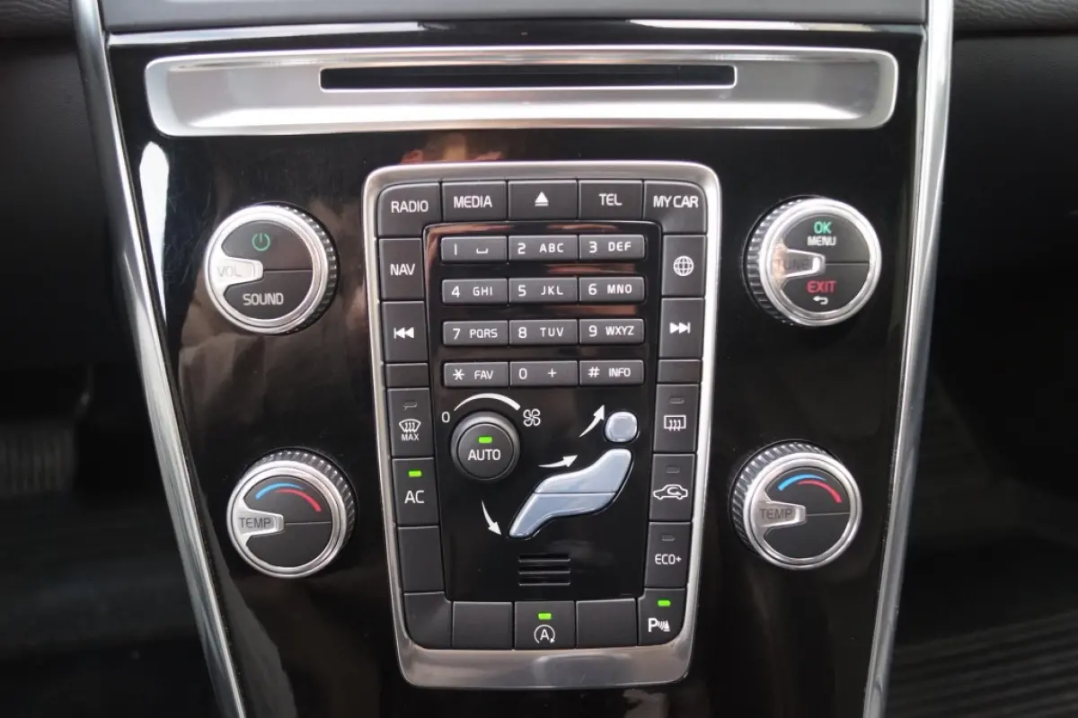 2.0 D3 150pk Automaat Momentum -LEER-NAVI-