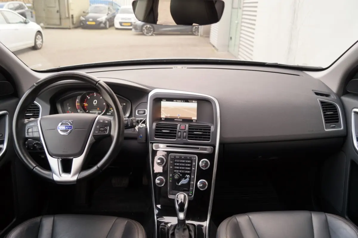 2.0 D3 150pk Automaat Momentum -LEER-NAVI-