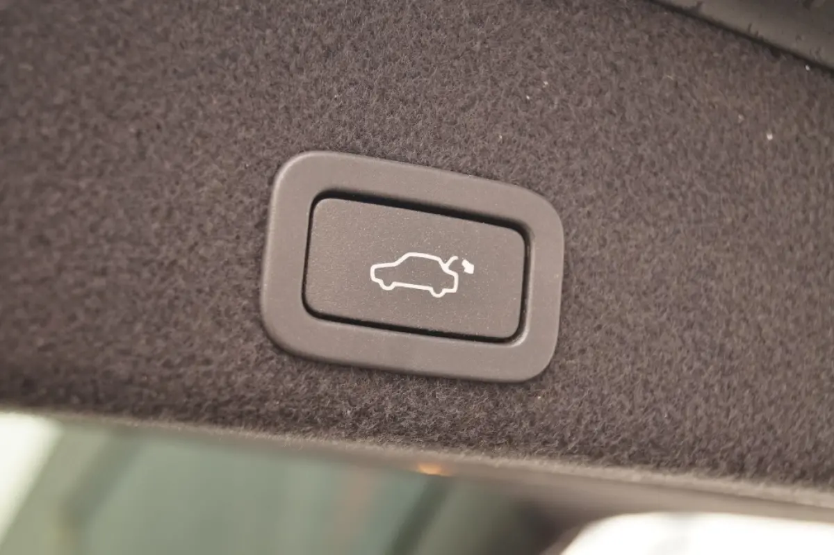 2.0 D3 150pk Automaat Momentum -LEER-NAVI-
