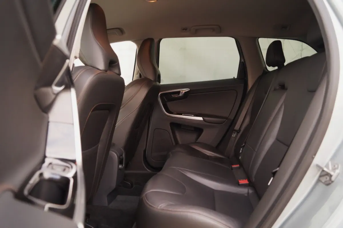 2.0 D3 150pk Automaat Momentum -LEER-NAVI-