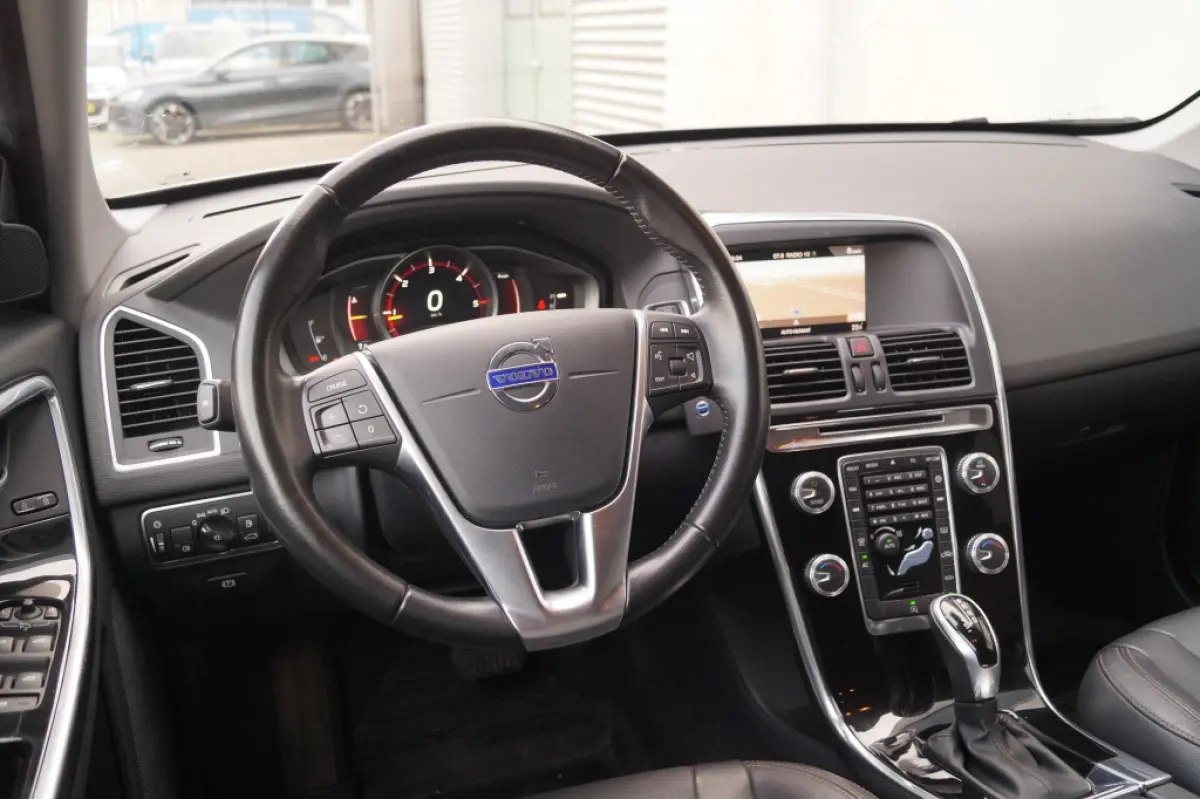 2.0 D3 150pk Automaat Momentum -LEER-NAVI-
