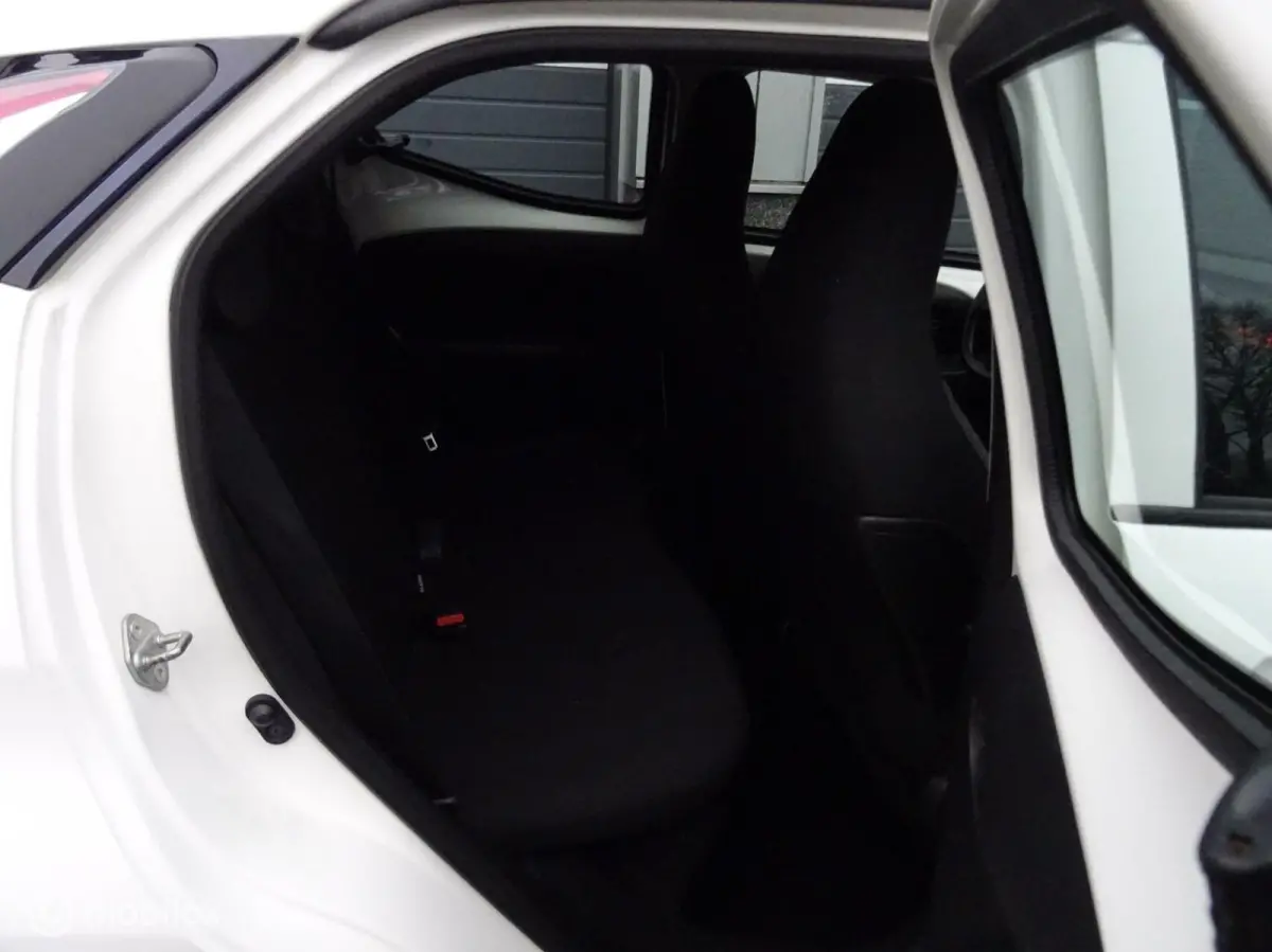 1.0 VVT-i x CRUISE CONTROL|AIRCO