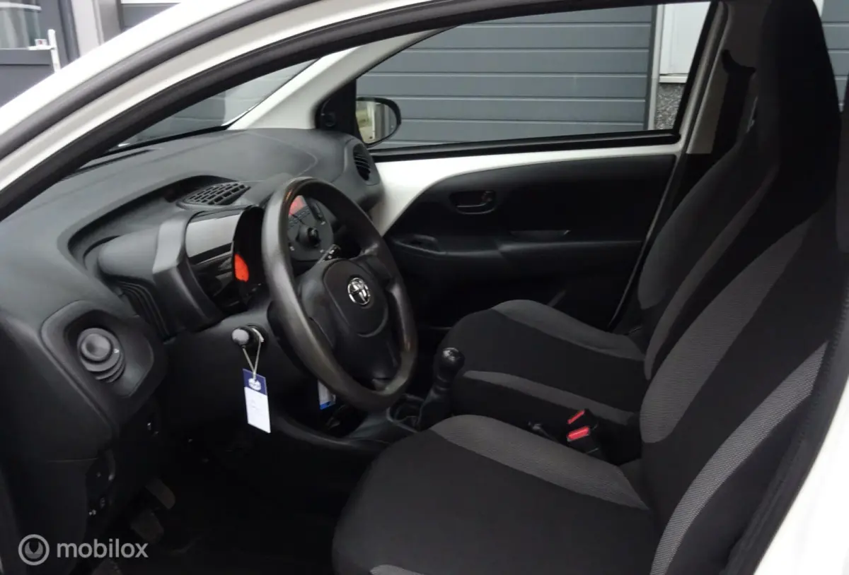 1.0 VVT-i x CRUISE CONTROL|AIRCO