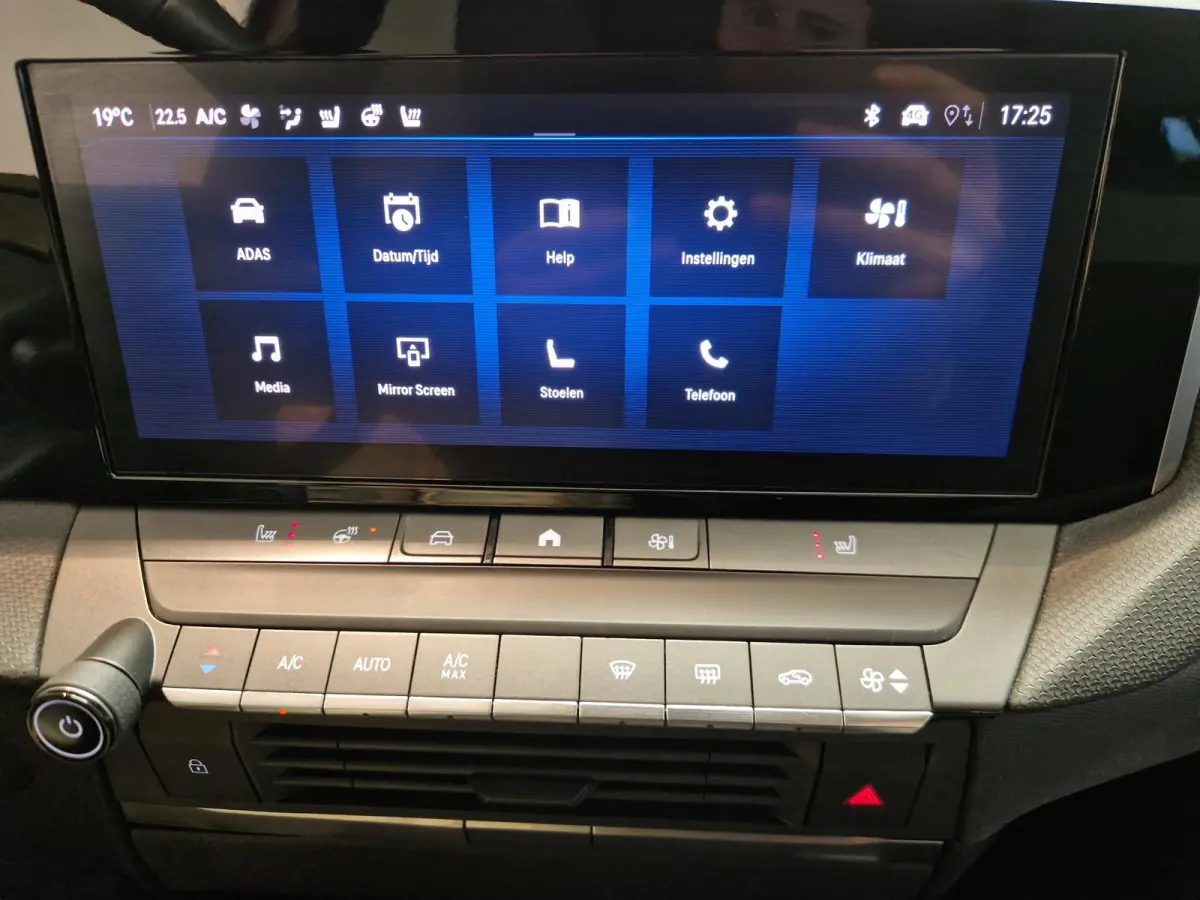 1.2 Level 3 | Stoelverwarming | Stuurverwarming | Achteruitrijcamera | Apple CarPlay / Android Auto |