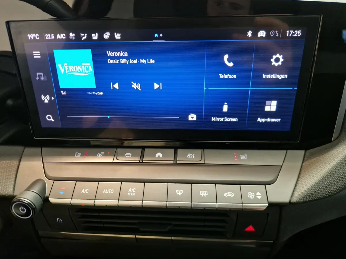 1.2 Level 3 | Stoelverwarming | Stuurverwarming | Achteruitrijcamera | Apple CarPlay / Android Auto |