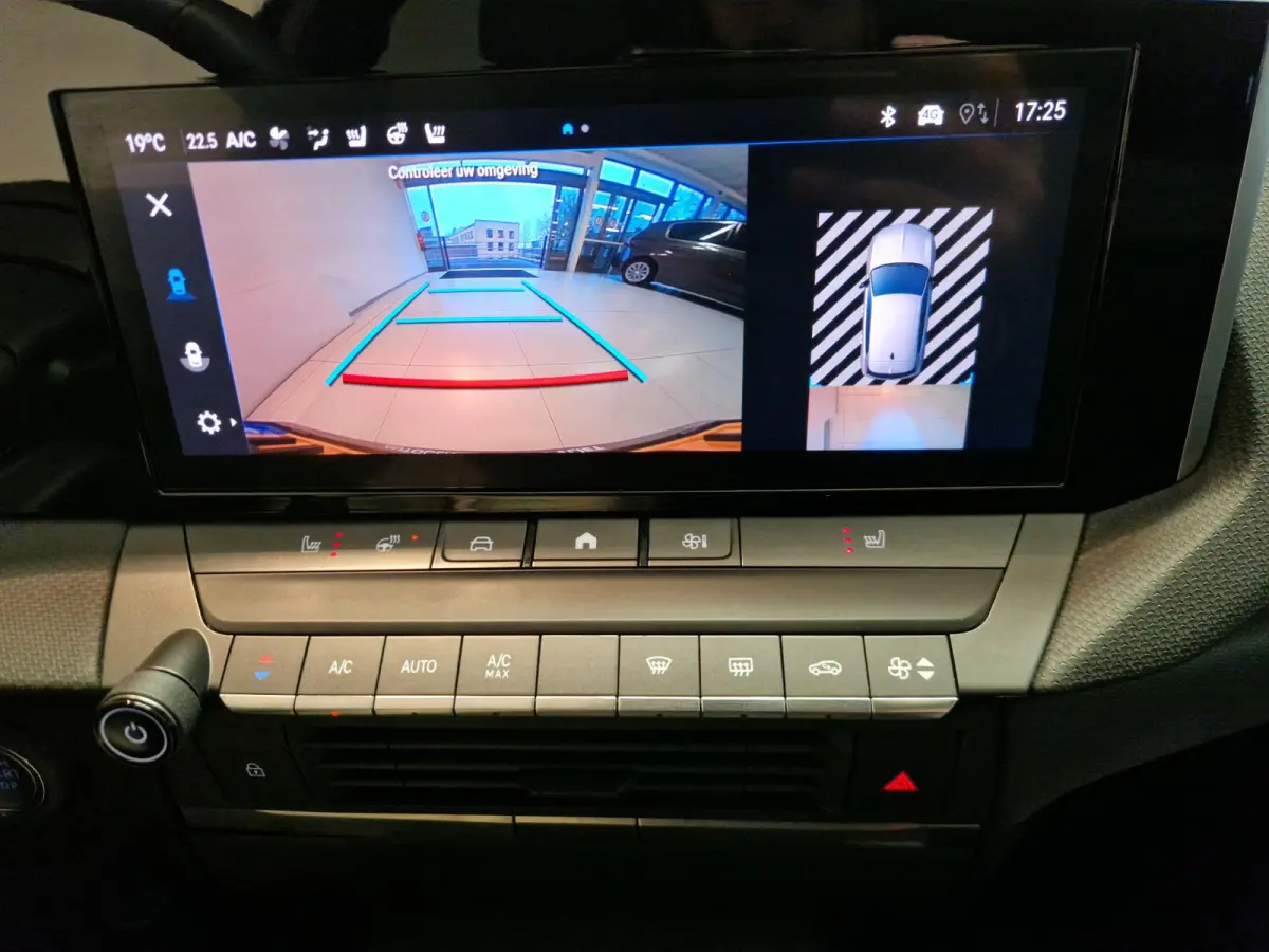 1.2 Level 3 | Stoelverwarming | Stuurverwarming | Achteruitrijcamera | Apple CarPlay / Android Auto |