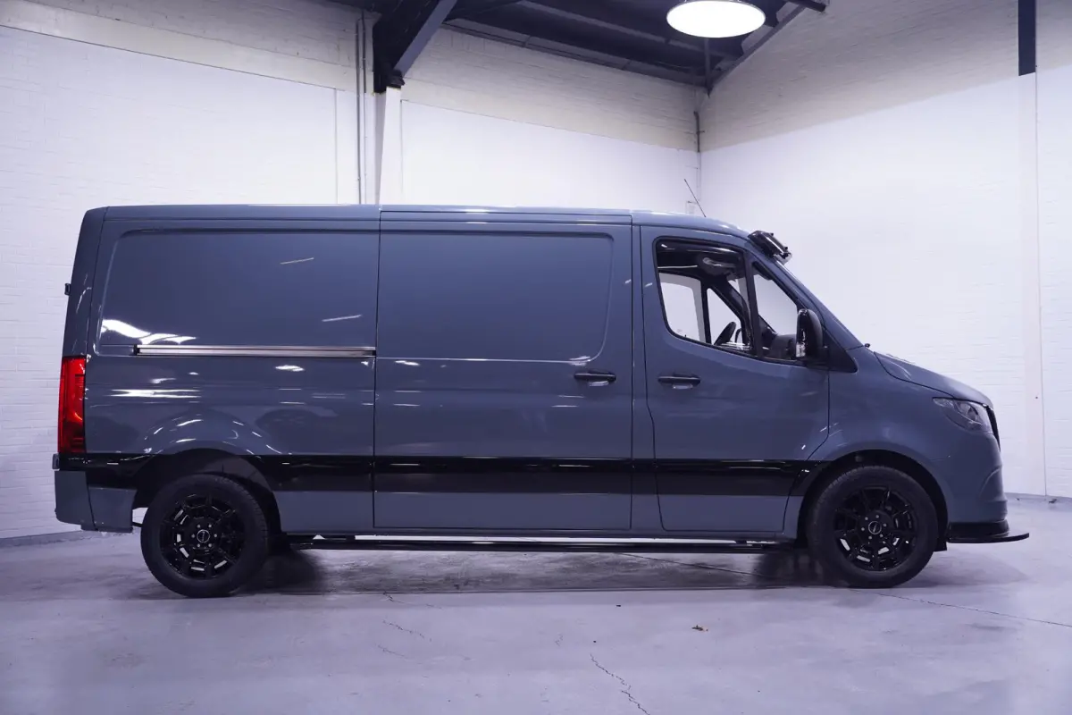 215 CDI 150 pk Black&Grey Edition L2H1 Airco, 18" LMV, Bumpers in Kleur, Zonneklep, Grille Zwart, 2-Zits