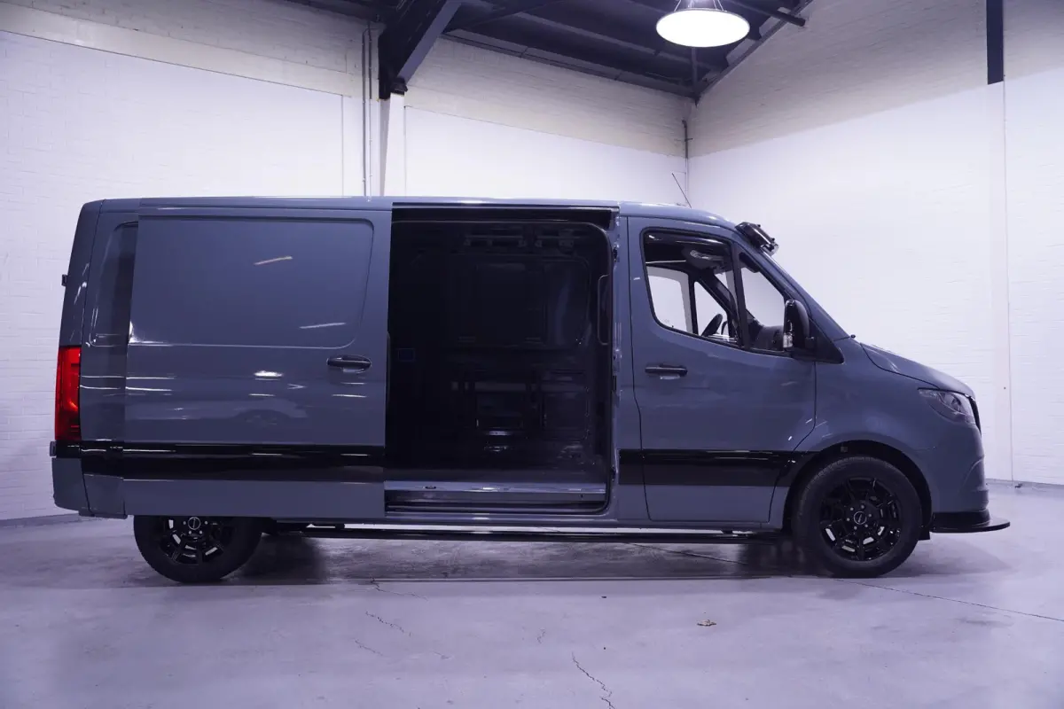215 CDI 150 pk Black&Grey Edition L2H1 Airco, 18" LMV, Bumpers in Kleur, Zonneklep, Grille Zwart, 2-Zits