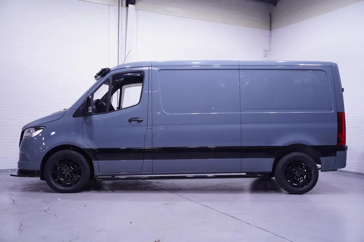 215 CDI 150 pk Black&Grey Edition L2H1 Airco, 18" LMV, Bumpers in Kleur, Zonneklep, Grille Zwart, 2-Zits