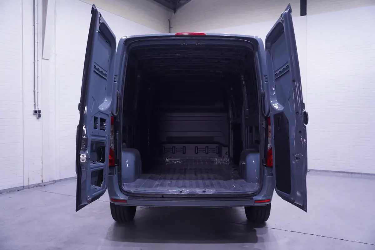 215 CDI 150 pk Black&Grey Edition L2H1 Airco, 18" LMV, Bumpers in Kleur, Zonneklep, Grille Zwart, 2-Zits