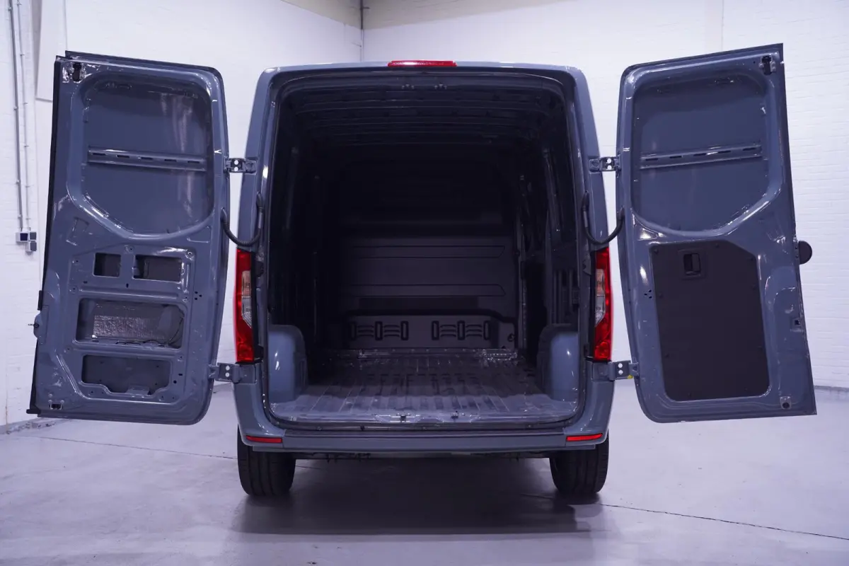 215 CDI 150 pk Black&Grey Edition L2H1 Airco, 18" LMV, Bumpers in Kleur, Zonneklep, Grille Zwart, 2-Zits