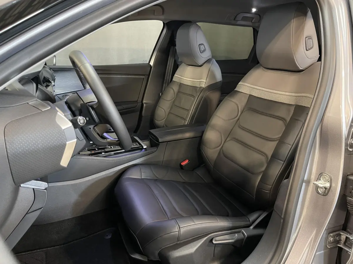 1.6 Plug-in Hybrid Shine 19''/Leder/Dodehoek/Head-up display/Keyless/Stuur+stoelverwarming/Voorruitverwarming/DAB+/Camera