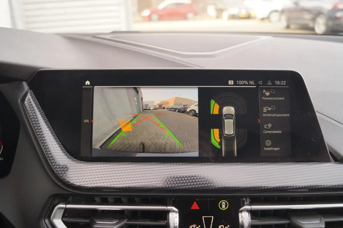 118i 136pk Automaat High Executive -PANO-NAVI-ECC-