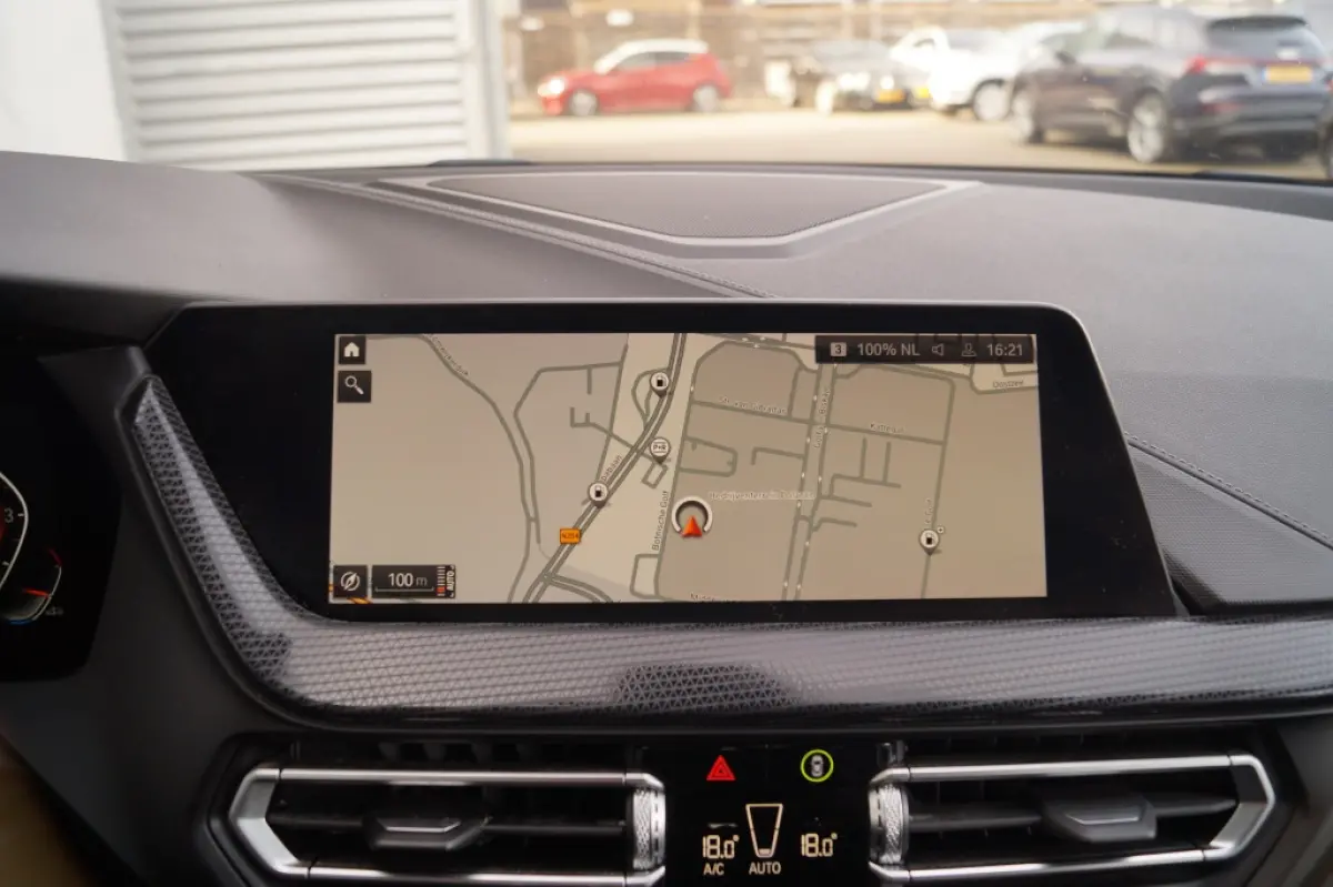 118i 136pk Automaat High Executive -PANO-NAVI-ECC-