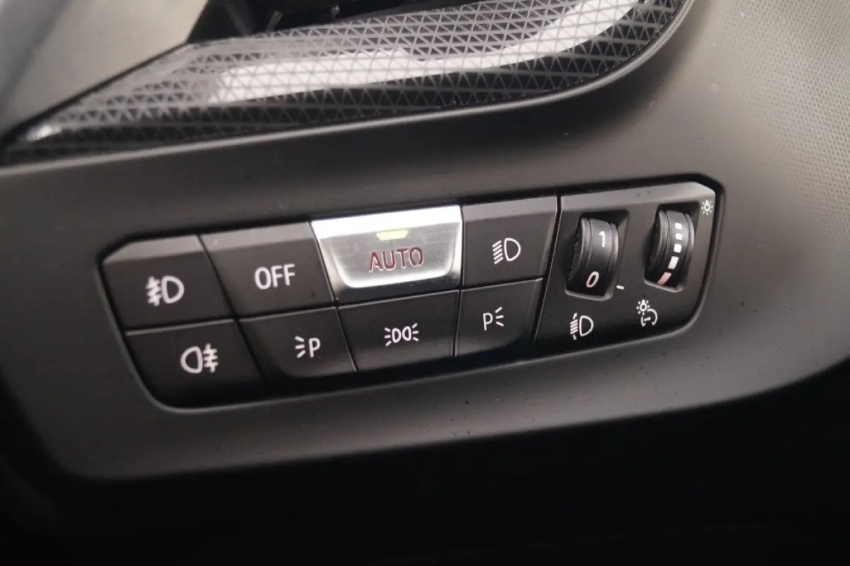 118i 136pk Automaat High Executive -PANO-NAVI-ECC-