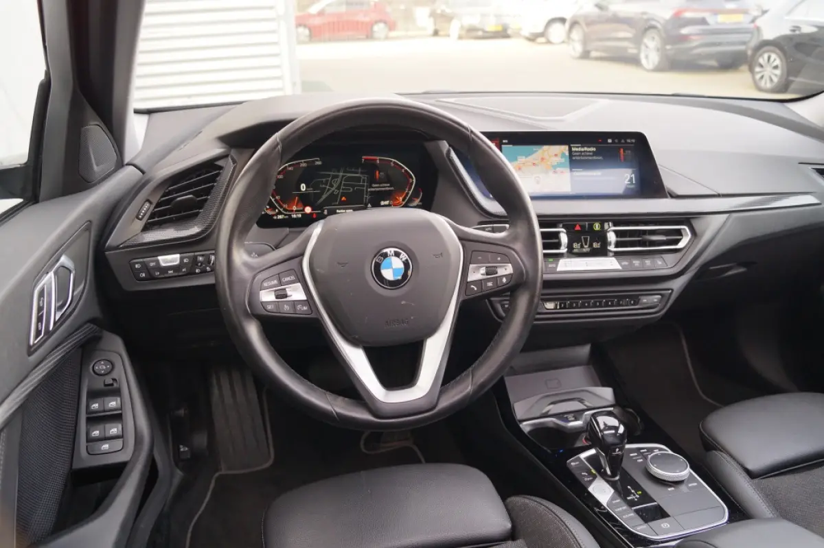 118i 136pk Automaat High Executive -PANO-NAVI-ECC-
