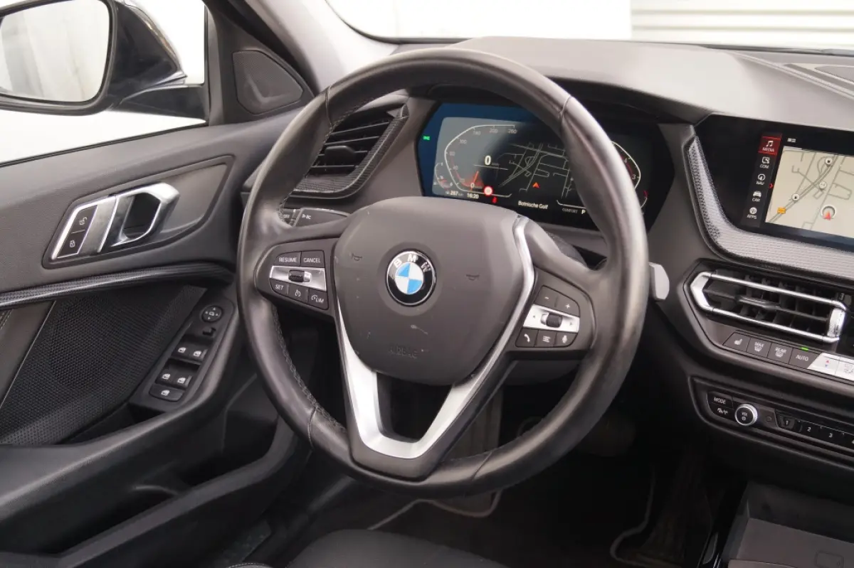 118i 136pk Automaat High Executive -PANO-NAVI-ECC-