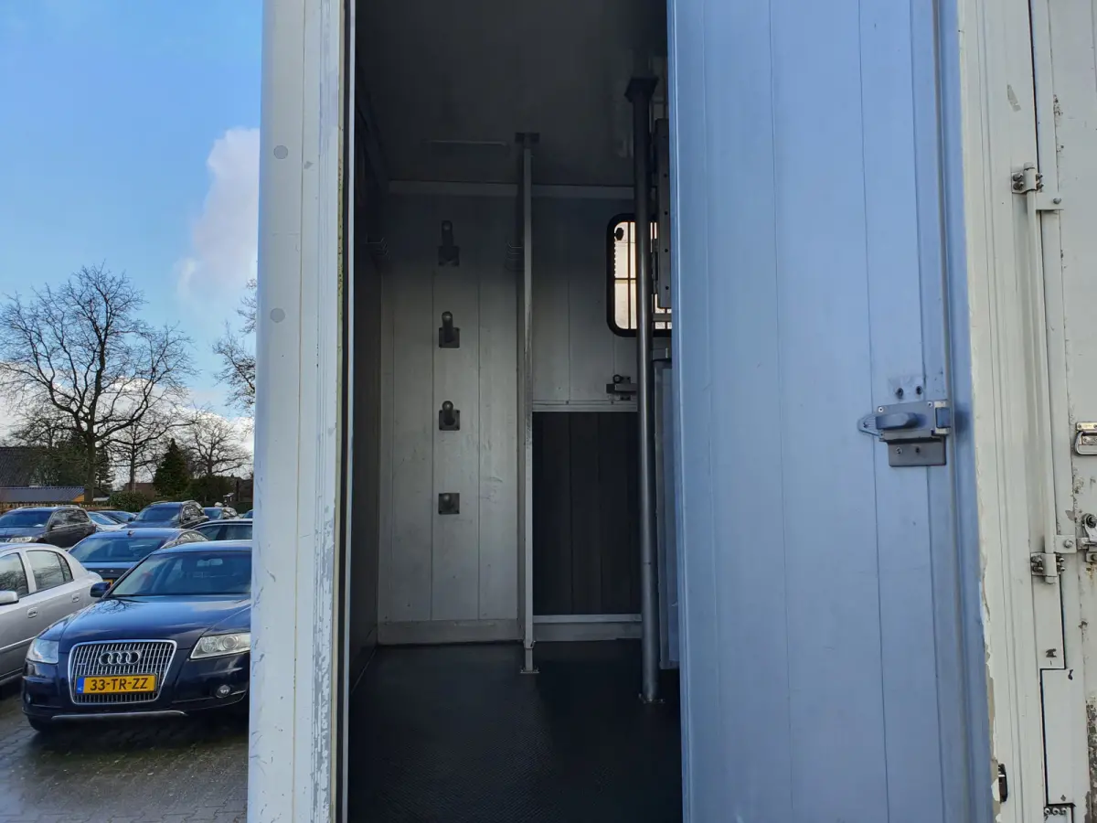 8.180 (5-pers) Aut. 4X2 BL EEV *PAARDEN (2) /HORSES (2) TRAILER* AUT. *PAARDEN TRAILER- PFERDETRANSPORTWAGEN - HORSES TRAILER* *lengte: 760cm l breedte:236cm l hoogte:325cm*