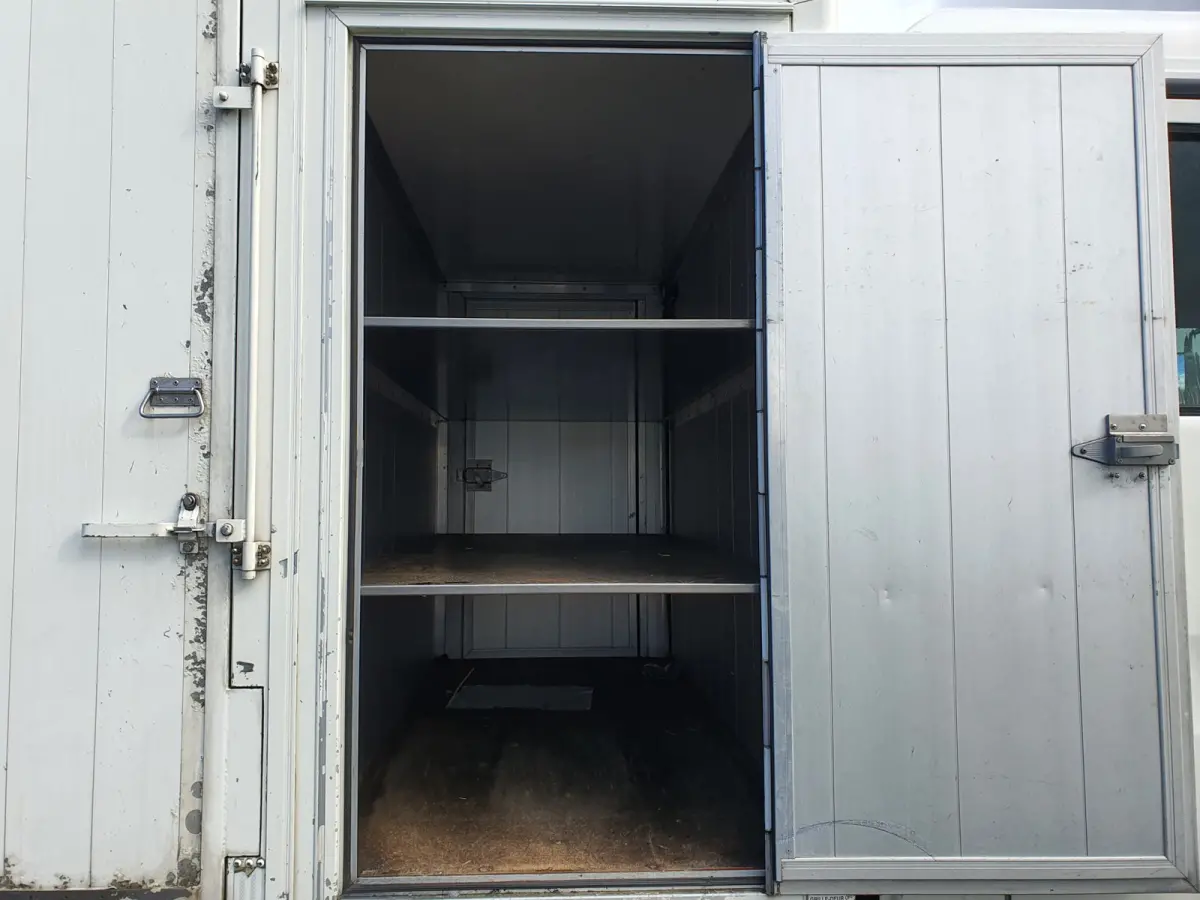 8.180 (5-pers) Aut. 4X2 BL EEV *PAARDEN (2) /HORSES (2) TRAILER* AUT. *PAARDEN TRAILER- PFERDETRANSPORTWAGEN - HORSES TRAILER* *lengte: 760cm l breedte:236cm l hoogte:325cm*