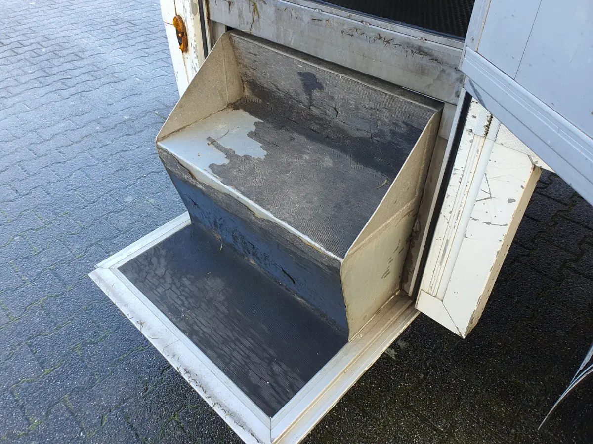 8.180 (5-pers) Aut. 4X2 BL EEV *PAARDEN (2) /HORSES (2) TRAILER* AUT. *PAARDEN TRAILER- PFERDETRANSPORTWAGEN - HORSES TRAILER* *lengte: 760cm l breedte:236cm l hoogte:325cm*