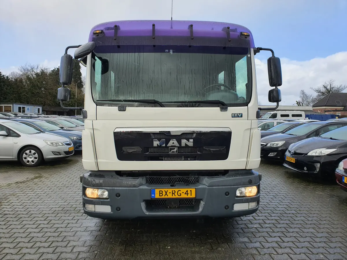 8.180 (5-pers) Aut. 4X2 BL EEV *PAARDEN (2) /HORSES (2) TRAILER* AUT. *PAARDEN TRAILER- PFERDETRANSPORTWAGEN - HORSES TRAILER* *lengte: 760cm l breedte:236cm l hoogte:325cm*