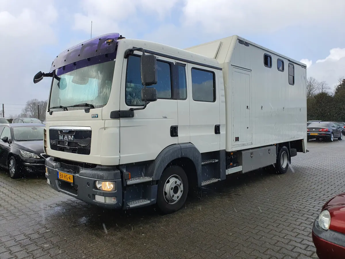 8.180 (5-pers) Aut. 4X2 BL EEV *PAARDEN (2) /HORSES (2) TRAILER* AUT. *PAARDEN TRAILER- PFERDETRANSPORTWAGEN - HORSES TRAILER* *lengte: 760cm l breedte:236cm l hoogte:325cm*