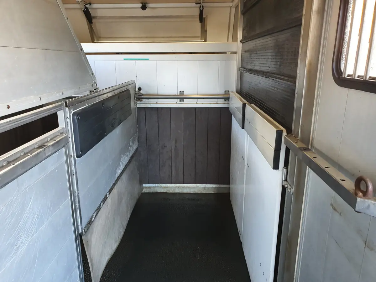 8.180 (5-pers) Aut. 4X2 BL EEV *PAARDEN (2) /HORSES (2) TRAILER* AUT. *PAARDEN TRAILER- PFERDETRANSPORTWAGEN - HORSES TRAILER* *lengte: 760cm l breedte:236cm l hoogte:325cm*