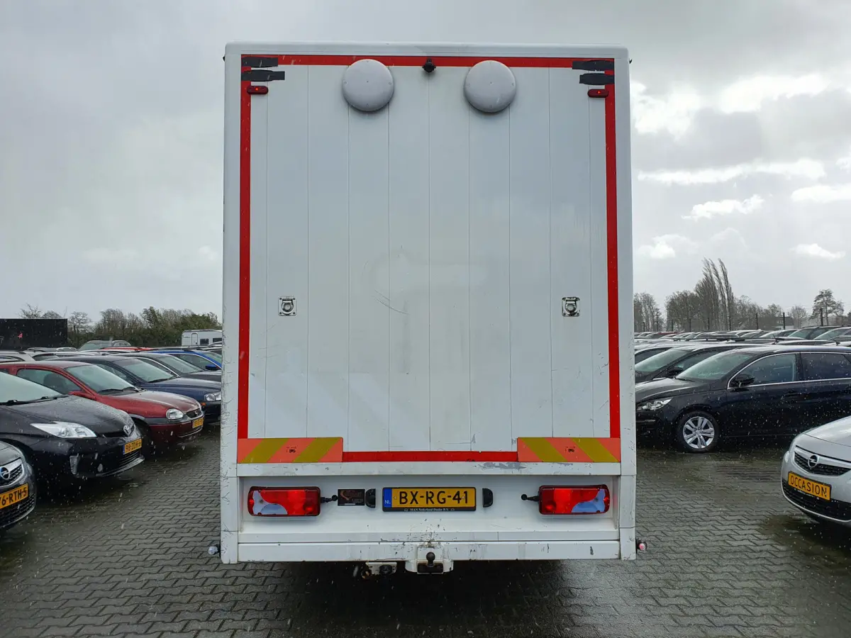 8.180 (5-pers) Aut. 4X2 BL EEV *PAARDEN (2) /HORSES (2) TRAILER* AUT. *PAARDEN TRAILER- PFERDETRANSPORTWAGEN - HORSES TRAILER* *lengte: 760cm l breedte:236cm l hoogte:325cm*