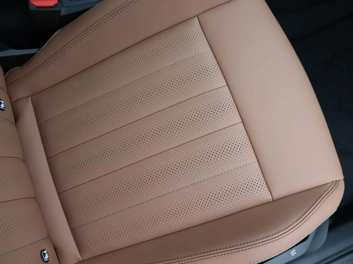 C | Favoured Trim + Package L + Glazen panoramadak + Harman Kardon + Driving Assistant Plus + Driving Assistant + Comfort Acces