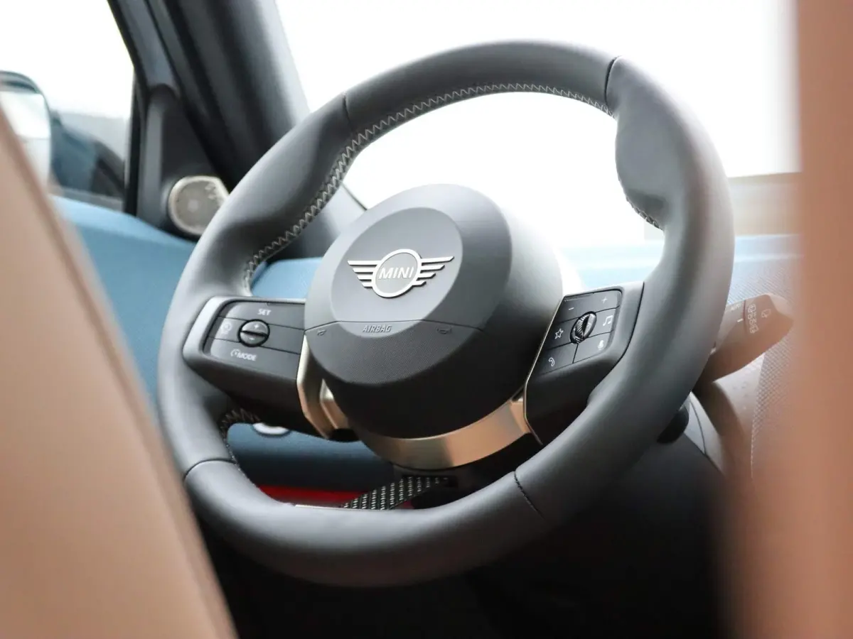C | Favoured Trim + Package L + Glazen panoramadak + Harman Kardon + Driving Assistant Plus + Driving Assistant + Comfort Acces