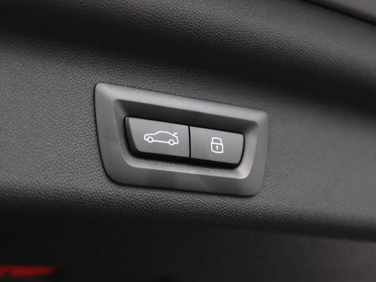 C | Favoured Trim + Package L + Glazen panoramadak + Harman Kardon + Driving Assistant Plus + Driving Assistant + Comfort Acces