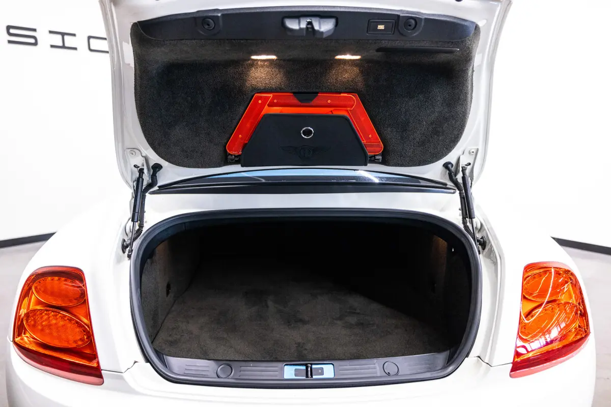 6.0 W12 Btw auto, Fiscale waarde € 22.000,- (€ 37.148,76 Ex B.T.W) DEALER AUTO Aanbieding
