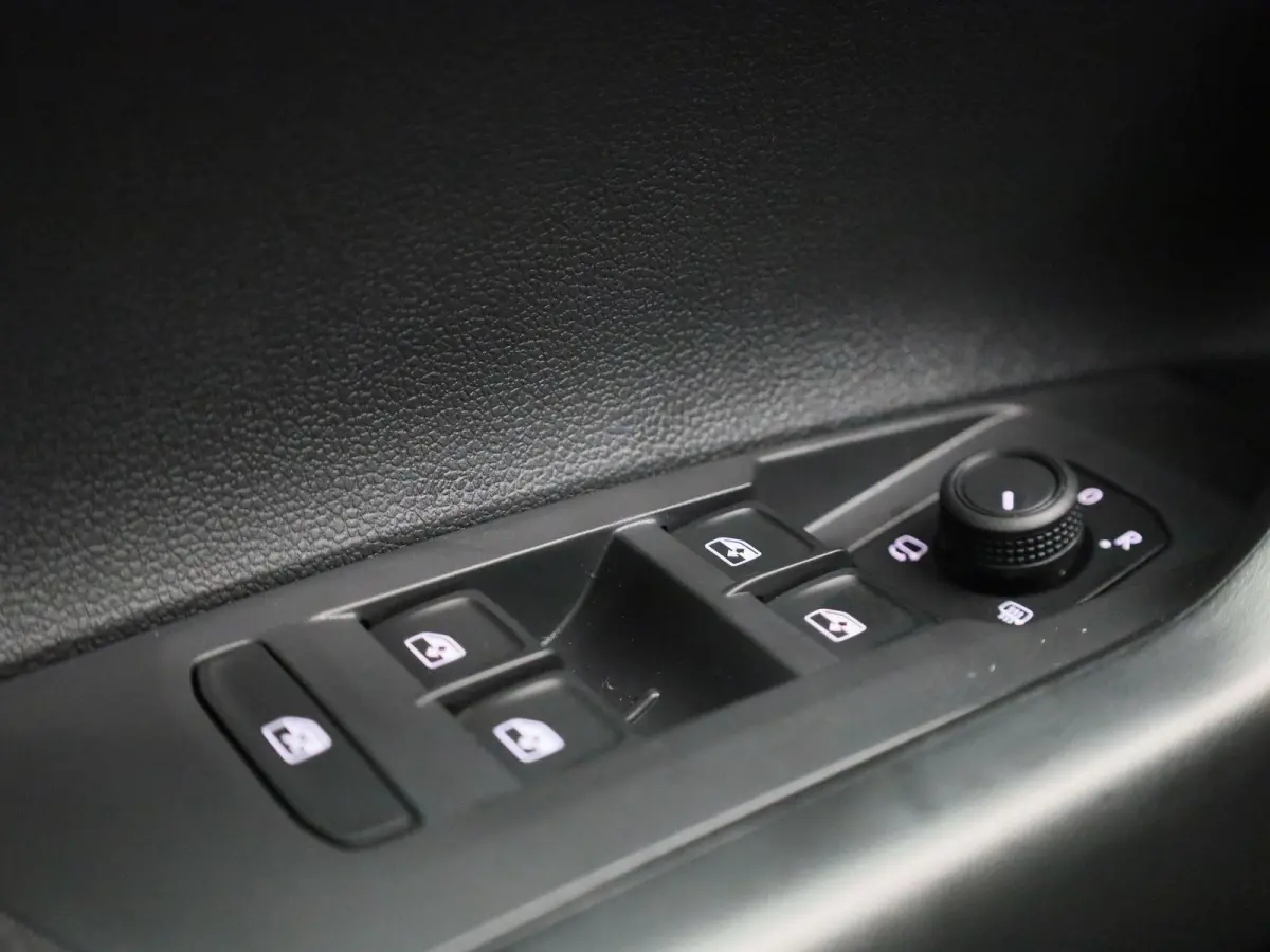 1.0 TSI Life Edition 95 PK | Navigatie | Airco | Adaptieve Cruise Control | Lane Assist | Apple Carplay | Parkeersensoren achter | Achteruitrijcamera |