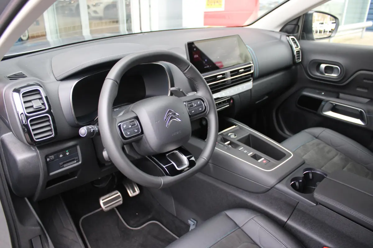 1.2 145PK AUTOMAAT Hybrid ë-SERIES | ELEKTRISCH BEDIENBARE BESTUURDERSSTOEL | APPLE CARPLAY/ANDROID AUTO | NAVIGATIE | FULL LED KOPLAMPEN | CLIMATE CONTROL | DAB+ RADIO | 19" LICHTMETALEN V
